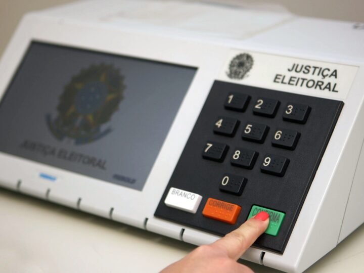 Transporte gratuito leva eleitores com deficiência ou mobilidade reduzida às urnas