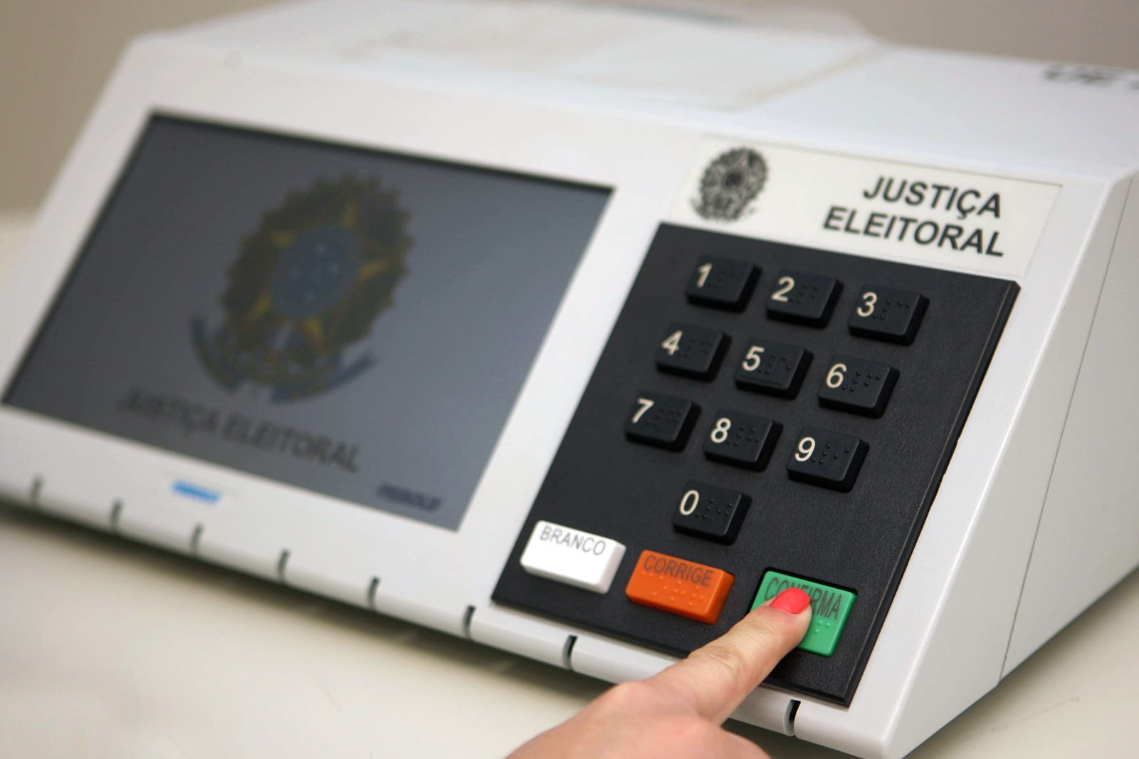 Transporte gratuito leva eleitores com deficiência ou mobilidade reduzida às urnas