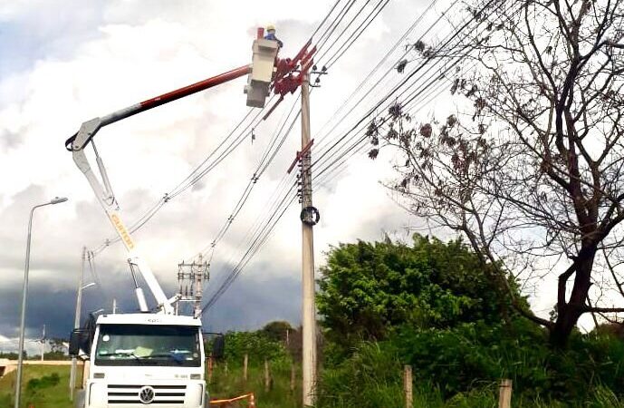 Vila Planalto ficou sem energia nesta segunda-feira para modernização da rede