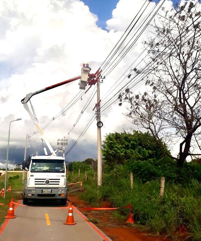 Vila Planalto ficou sem energia nesta segunda-feira para modernização da rede