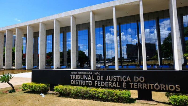 Justiça condena DER-DF a indenizar motorista que danificou pneus em buraco sem sinalização