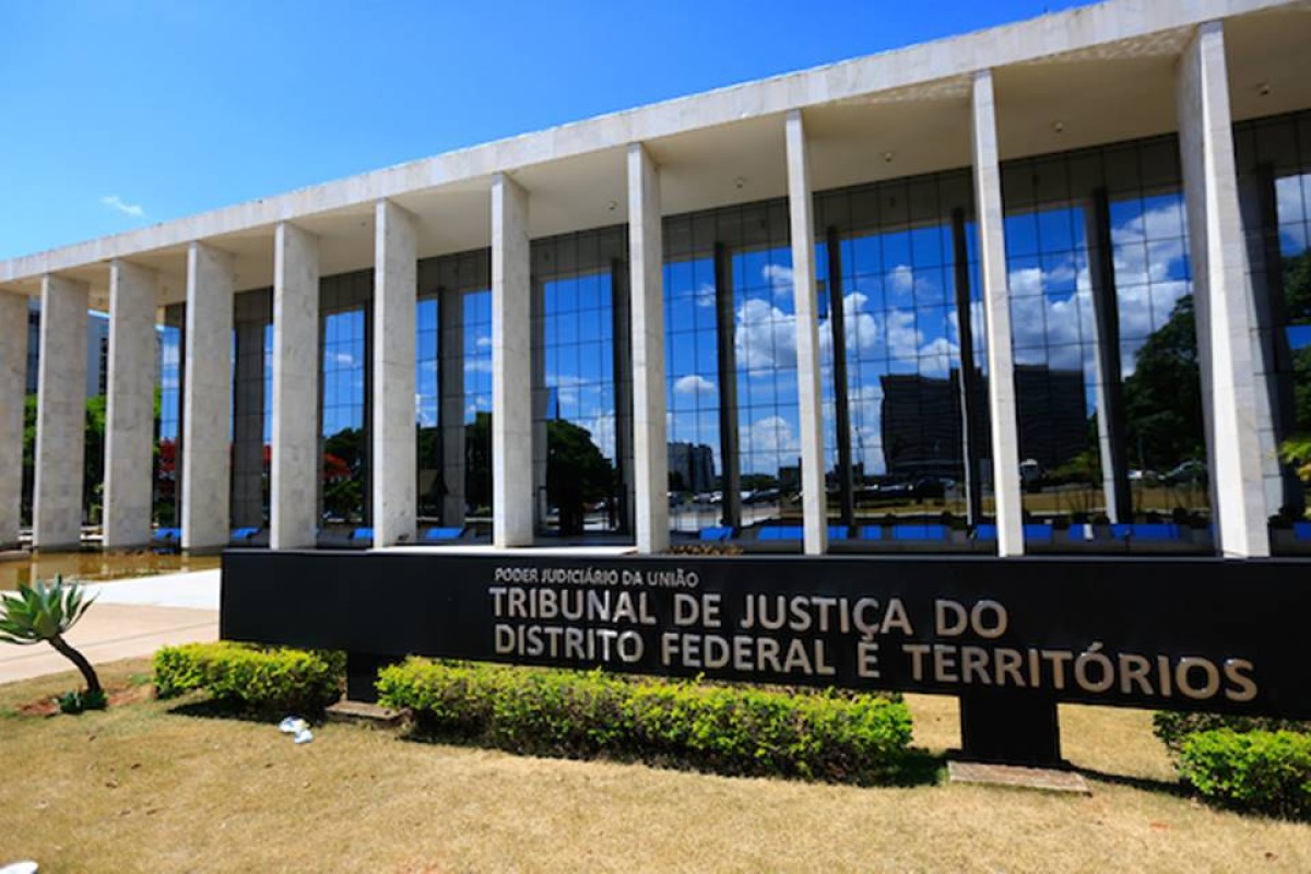 Justiça condena DER-DF a indenizar motorista que danificou pneus em buraco sem sinalização