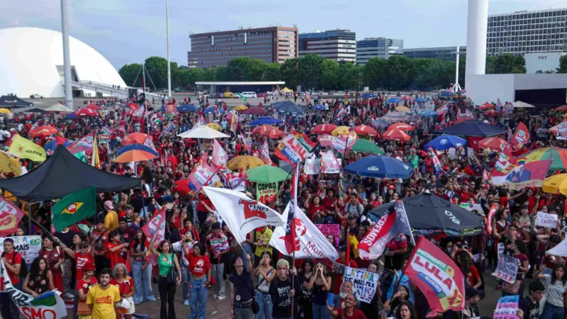 Estudantes fazem ato pela reeleição de Lula no Museu da República, em Brasília