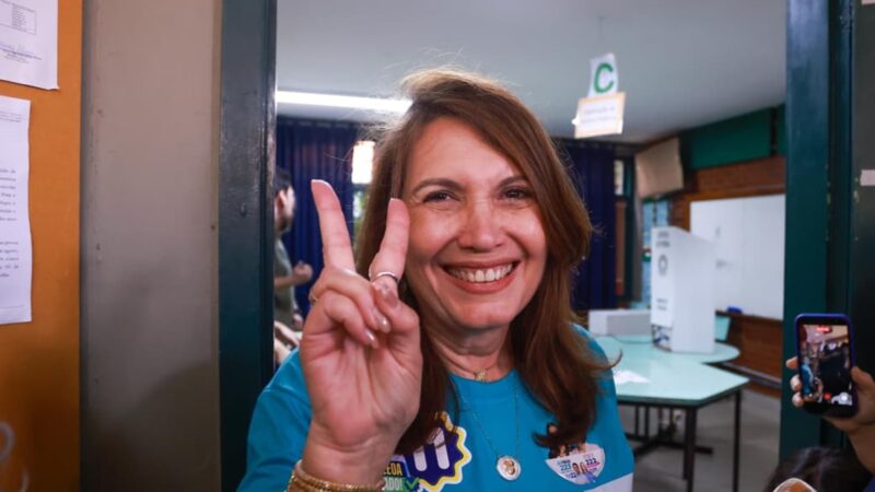 Bia Kicis vota no Lago Norte ao lado de Michelle e Celina e se diz confiante