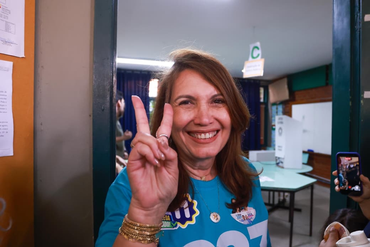 Bia Kicis vota no Lago Norte ao lado de Michelle e Celina e se diz confiante