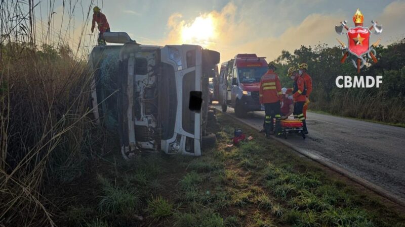 Caminhão com 48 bois tomba na DF-250, em Planaltina, e motorista fica ferido