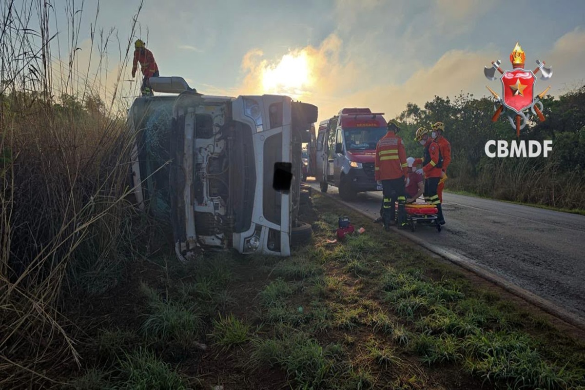 Caminhão com 48 bois tomba na DF-250, em Planaltina, e motorista fica ferido