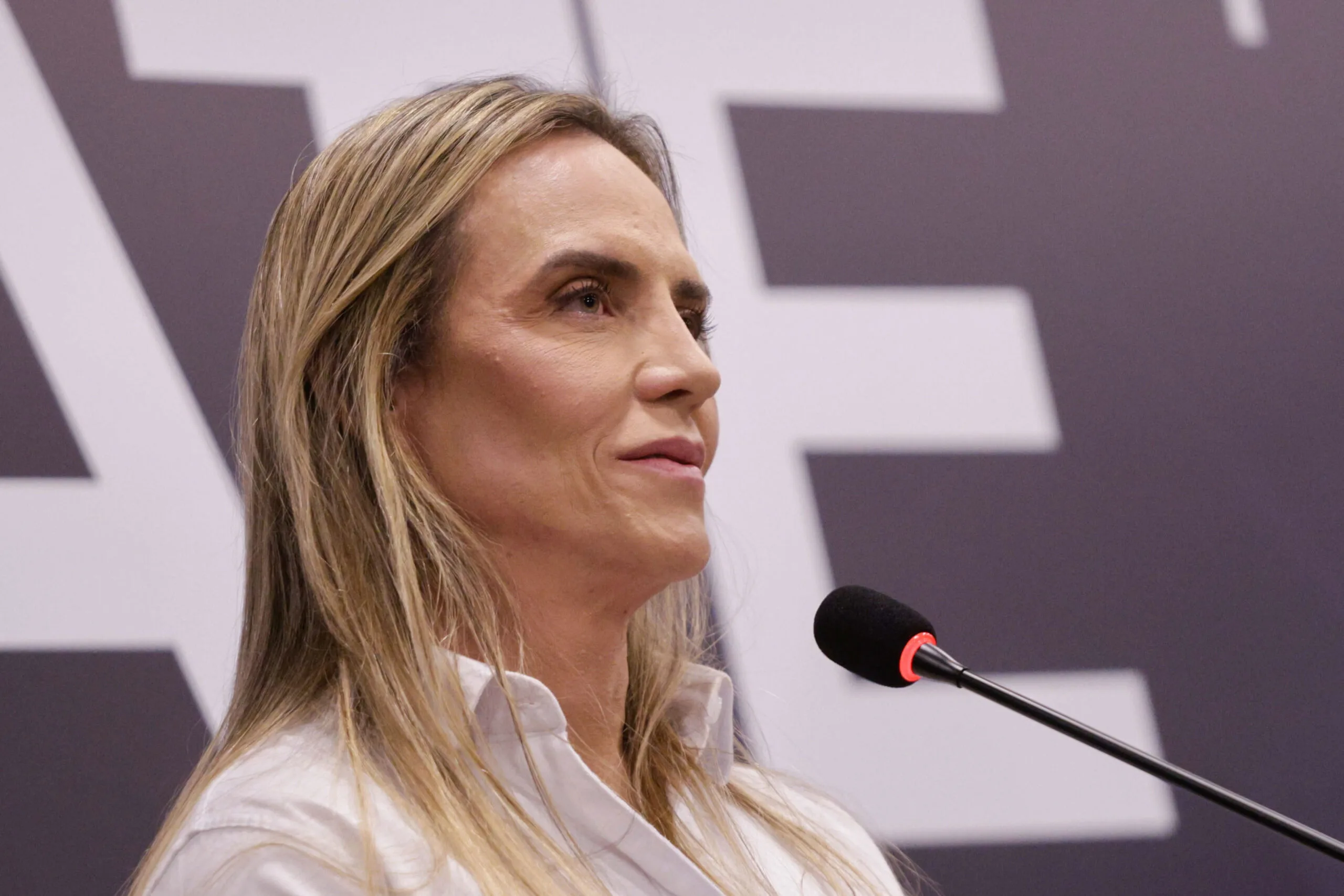 Celina Leão propõe cortar gastos administrativos do Iges-DF para contratar mais profissionais de saúde