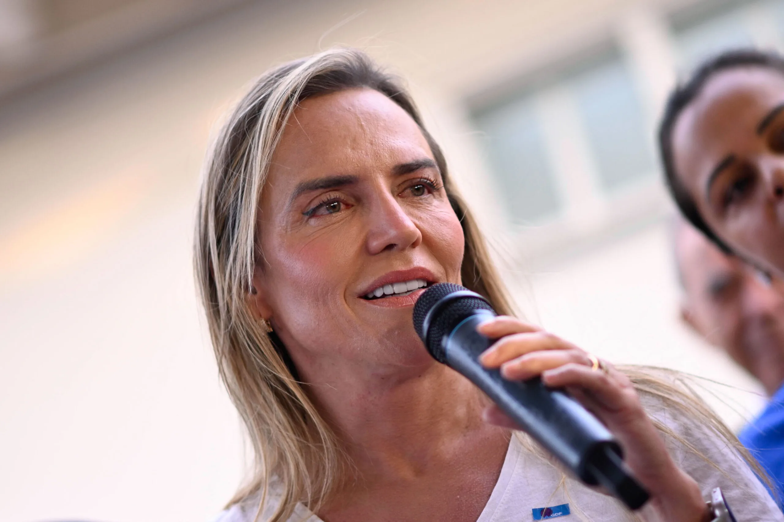 Celina anuncia obra de esgoto na Vila Cauhy, no Núcleo Bandeirante