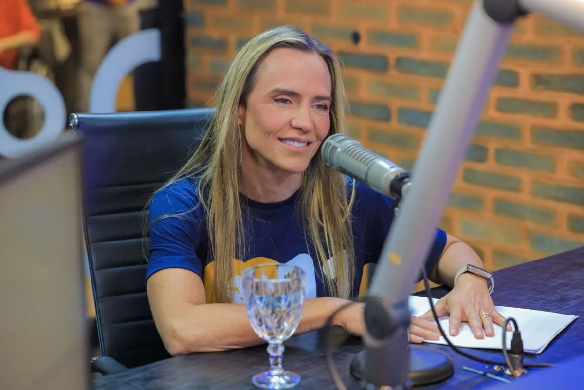 Celina defende o Fundo Constitucional do DF e destaca apoio a mães atípicas em programa de rádio