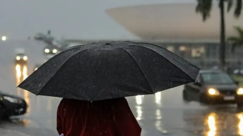 DF começa a semana sob alerta de tempestade com ventania forte