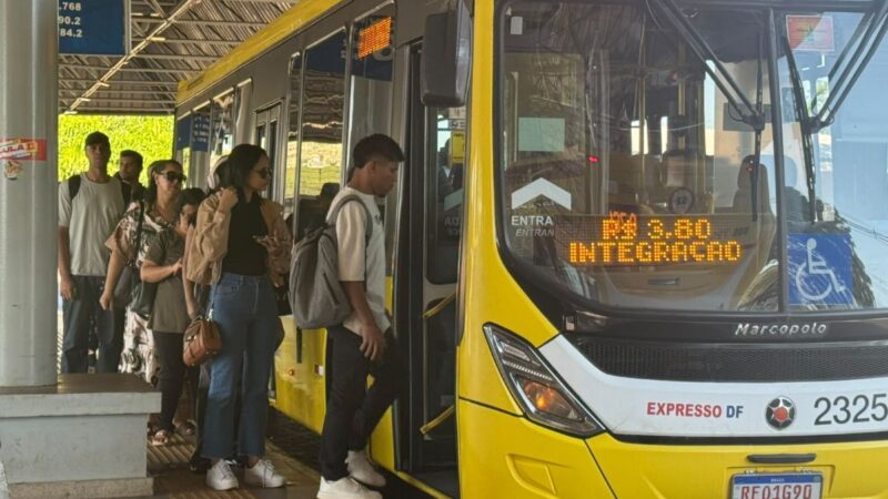 Suspensão da greve de ônibus na véspera pega passageiros do DF de surpresa