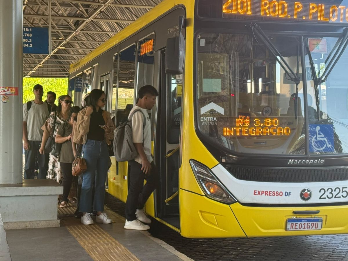 Suspensão da greve de ônibus na véspera pega passageiros do DF de surpresa