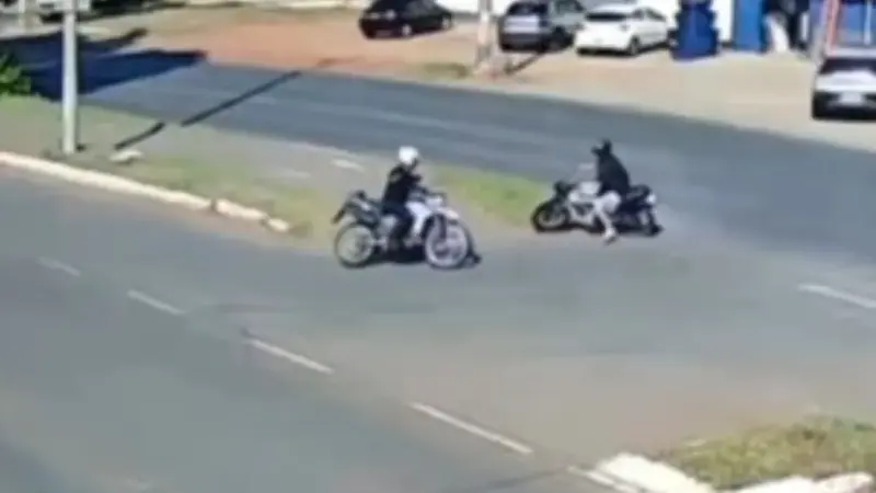 Motociclista faz manobra e dá “olé” em policial durante fuga em Santa Maria