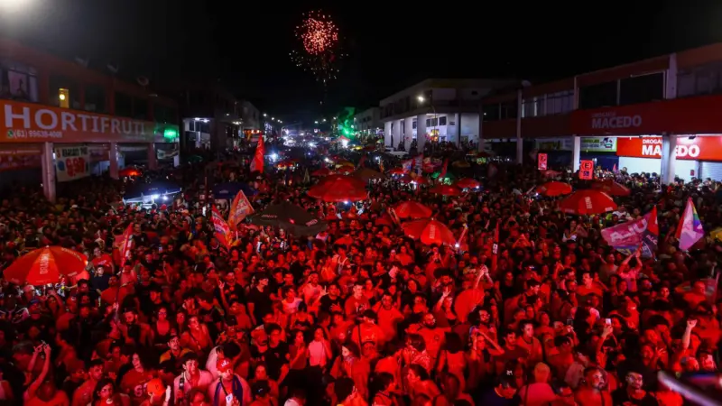Eleitores de Lula cantam o Hino Nacional em rua lotada na Asa Norte