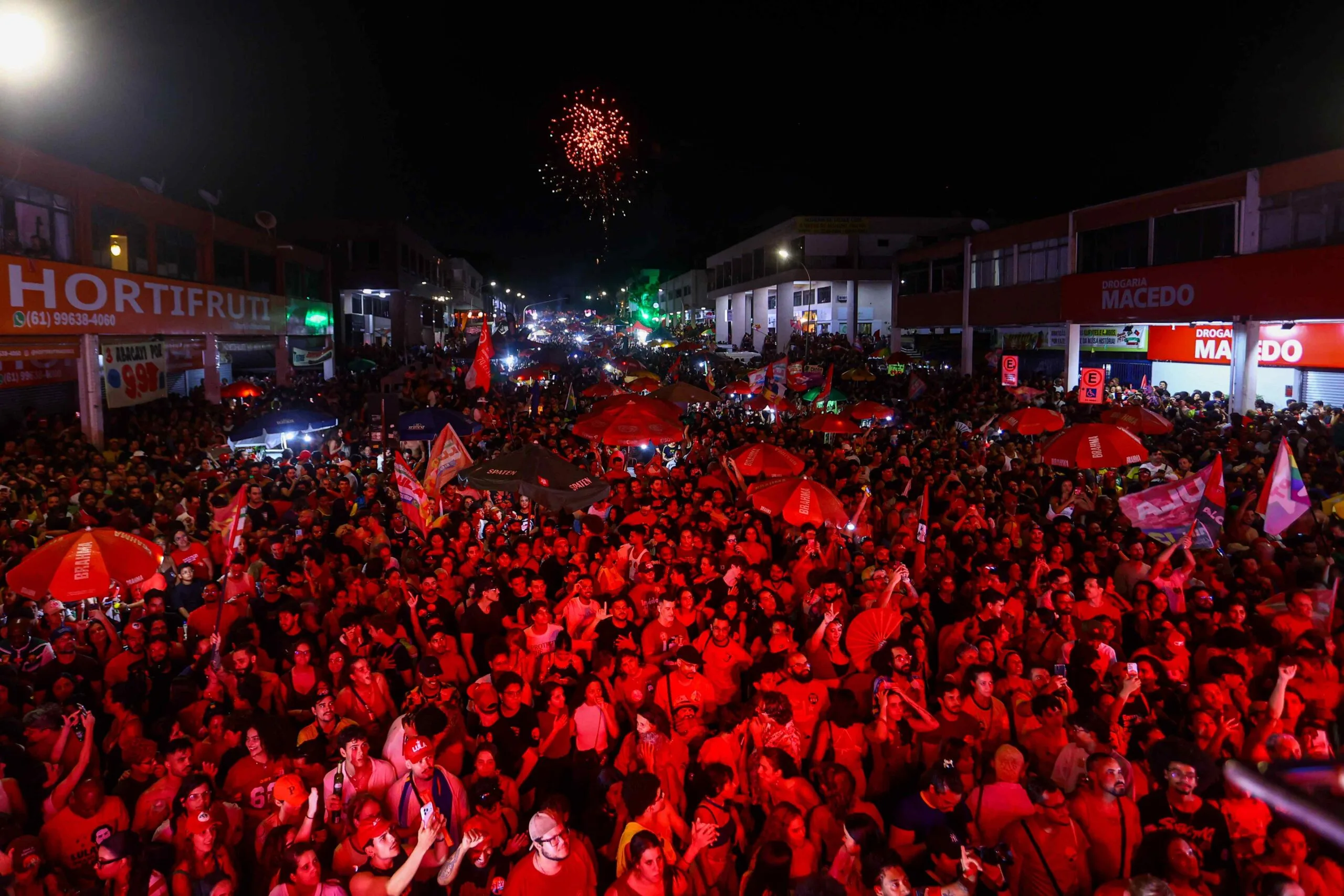 Eleitores de Lula cantam o Hino Nacional em rua lotada na Asa Norte