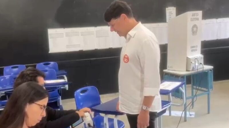 Kiko Caputo vota no Lago Sul e fala em “dever cumprido” ao fim da campanha