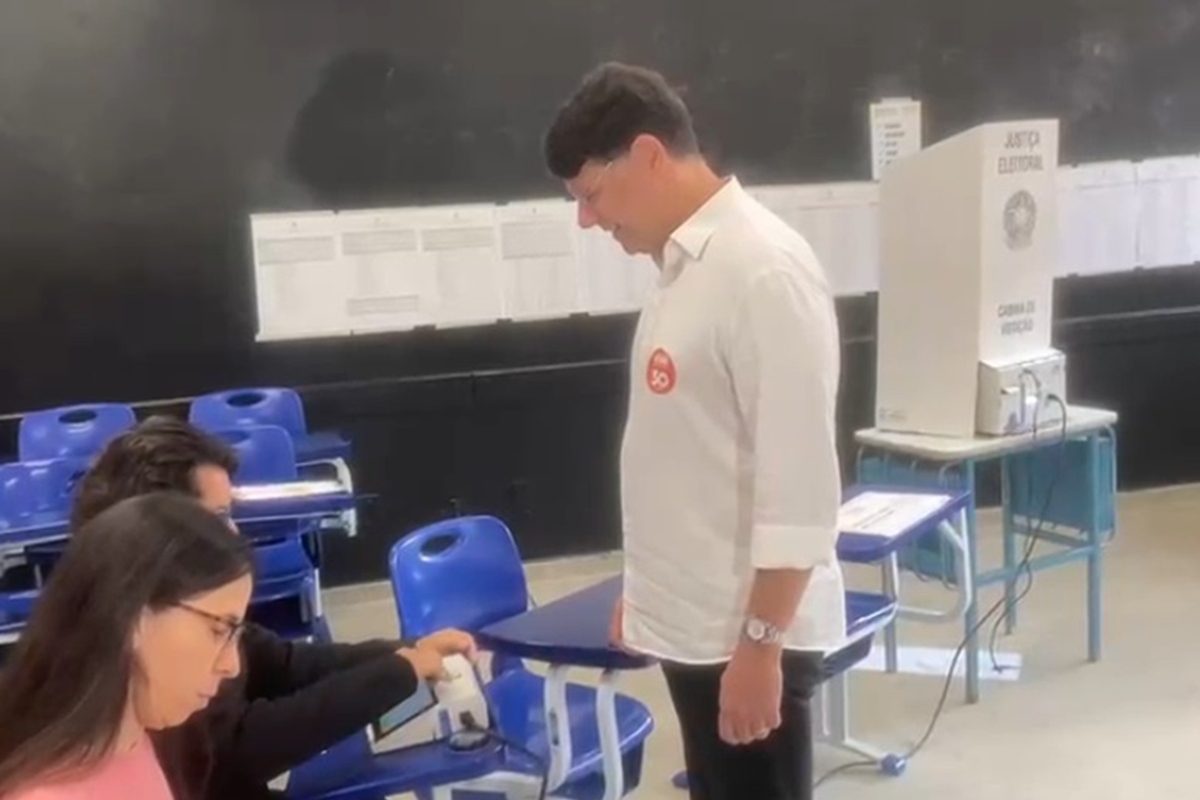Kiko Caputo vota no Lago Sul e fala em “dever cumprido” ao fim da campanha