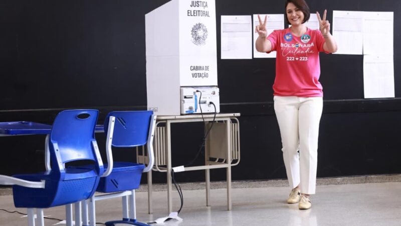 Michelle Bolsonaro vota no Lago Sul e aposta em vitória de Flávio e Celina no 1º turno