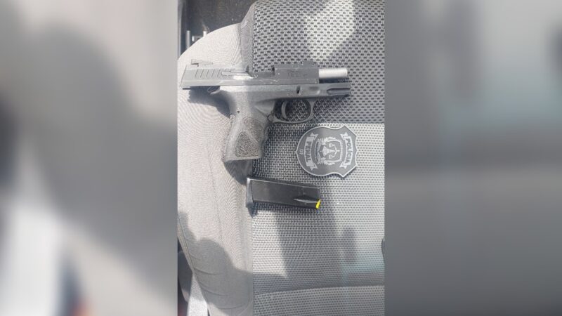 Pistola com numeração raspada é achada em carro perto do CPP; dois são presos
