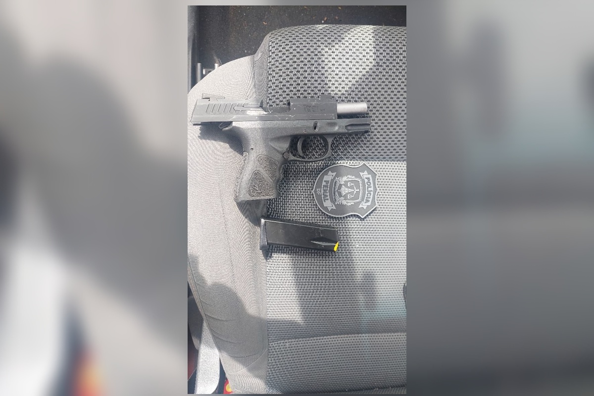 Pistola com numeração raspada é achada em carro perto do CPP; dois são presos