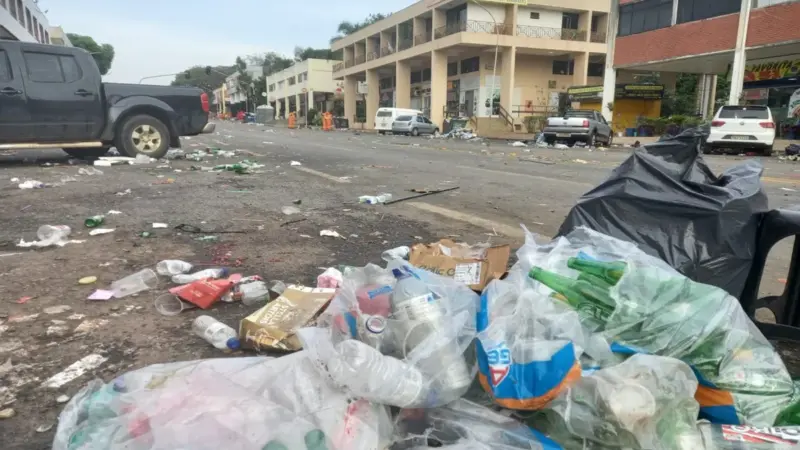 Quadra comercial da Asa Norte fecha para limpeza após festa de eleitores de Lula