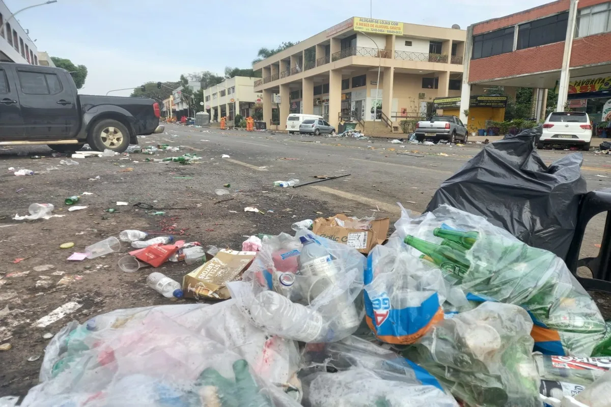 Quadra comercial da Asa Norte fecha para limpeza após festa de eleitores de Lula