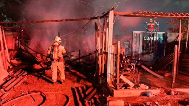 Incêndios atingem barracos em Sobradinho e galpão em Taguatinga Sul no mesmo sábado